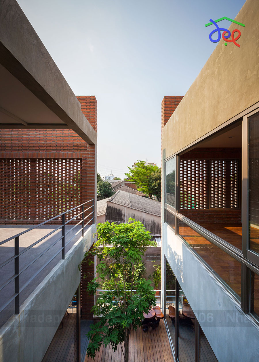 Thiết kế nhà phố ở vùng nhiệt đới với kết cấu gạch xây thô